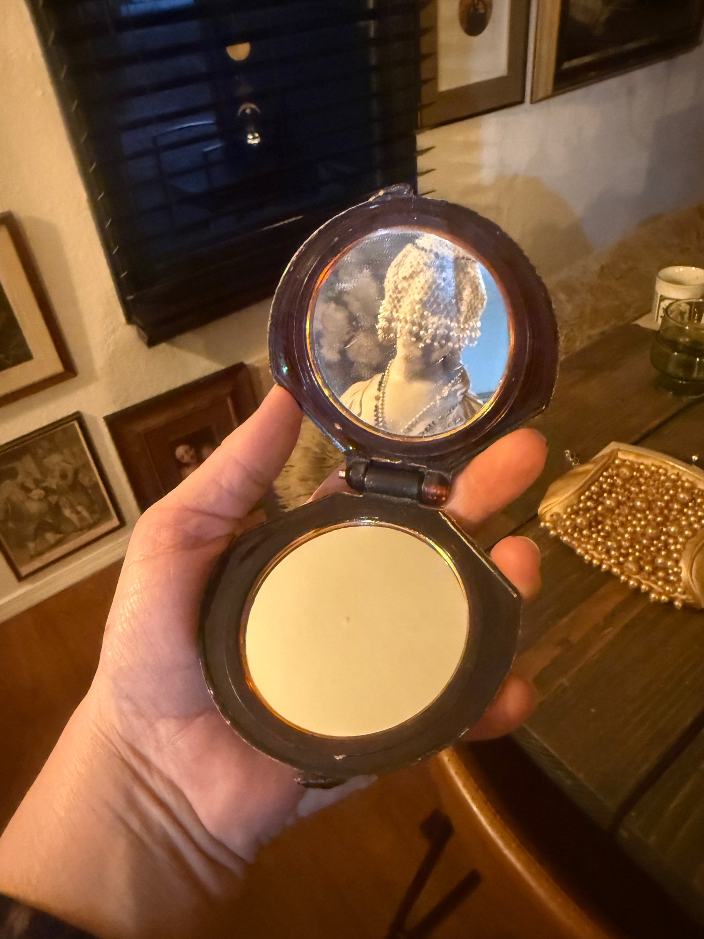 Vintage Clam Shell Compact Mirror